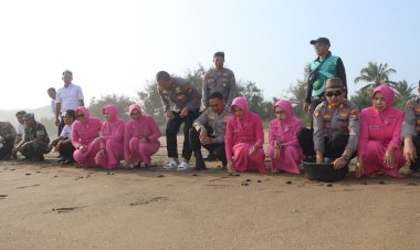 Ecology-Policing-Polres-Trenggalek-Tanam-Mangrove-dan-Lepas-Liarkan-Ratusan-Tukik