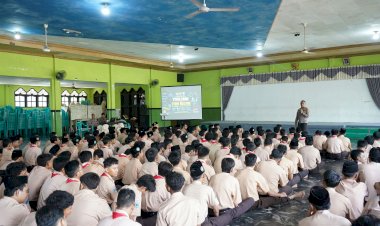 Cegah-Kenakalan-Remaja-dan-Bullying,-Sat-Binmas-Polresta-Sidoarjo-Beri-Penyuluhan-di-SMK-YPM-1-Taman