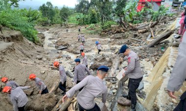 Saat-Galodo-Menerjang-Solok,-Polri-Hadir-Melayani:-SAR-Dikerahkan,-Mapolres-Jadi-Tempat-Pengungsian