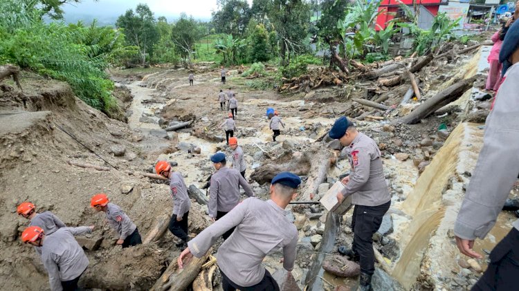 Saat Galodo Menerjang Solok, Polri Hadir Melayani: SAR Dikerahkan, Mapolres Jadi Tempat Pengungsian