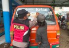 Polsek-Krian-Sosialisasikan-Mudik-Aman-dengan-Pemasangan-Stiker-Hotline-Polri-110