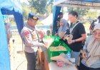 Pelayanan-Makanan-dan-Evakuasi-Korban-Gempa-oleh-SAR-Korbrimob-Polri-di-Manggarai-Timur
