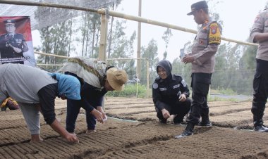 Warga-Antusias-Sambut-Program-Pekarangan-Bergizi-Polres-Probolinggo-Untuk-Dukung-Asta-Cita