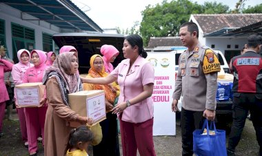 Polres-Situbondo-dan-Bhayangkari-Salurkan-Bantuan-kepada-Warga-Terdampak-Banjir