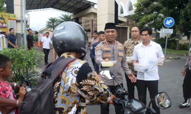 Lebih-Dekat-Masyarakat,-Polresta-Sidoarjo-Bagikan-Takjil-Depan-Mako