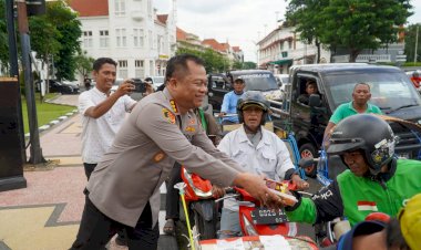 Berkah-Ramadan-Kapolrestabes-Surabaya-Bagikan-300-Paket-Takjil