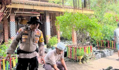 Kolaborasi-Kanit-Binmas-Polsek-Krembung-dan-Ketua-RT-Gerakkan-Program-Ketahanan-Pangan-di-Lahan-P2B-Desa-Ploso