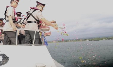 Peringati-Hari-Bhayangkara-ke-79,-Polresta-Banyuwangi-Tabur-Bunga-di-Selat-Bali