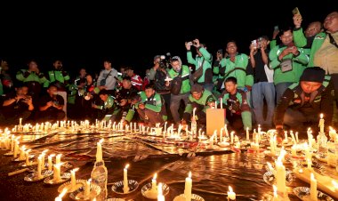 Driver-Ojol-Gelar-Aksi-Damai-1000-Lilin-di-Depan-Mapolda-Jatim
