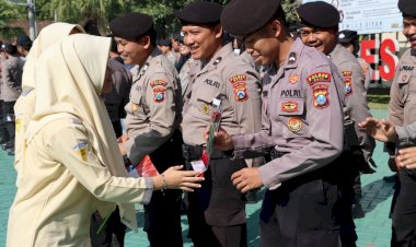 Bunga-dan-Jeruk-Simbol-Kepedulian-Masyarakat-untuk-Polres-Batu