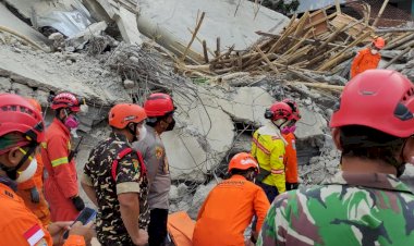 Kapolresta-Sidoarjo-Turun-Langsung-Cek-Evakuasi-Korban-Musibah-Ponpes-Al-Khoziny
