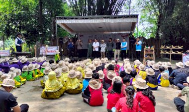 Polwan-Polresta-Sidoarjo-Beri-Edukasi-Bijak-Penggunaan-Gadget-Sejak-Dini-di-Kampung-Lali-Gadget