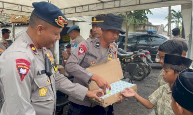 Polisi-Berbagi-Snack-dan-Susu-untuk-Pelajar-Terdampak-Erupsi-Gunung-Semeru