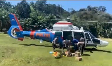 Polri-Kirim-Logistik-Lewat-Udara-ke-Palambayan,-Dukung-Penanggulangan-Banjir-Sumatera-Barat