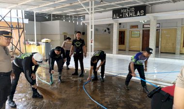 Polres-Situbondo-Bersihkan-Fasum-Terdampak-Banjir-Bandang-di-Desa-Kalianget