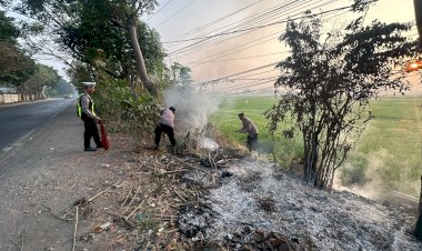Polsek-Buduran-Gerak-Cepat-Tangani-Kebakaran-Lahan-di-Prasung
