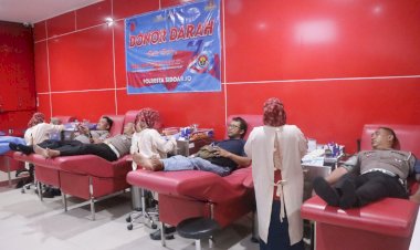 Polresta-Sidoarjo-Bersama-Wartawan-dan-Netizen-Donorkan-Darah-Peringati-75-Tahun-Humas-Polri