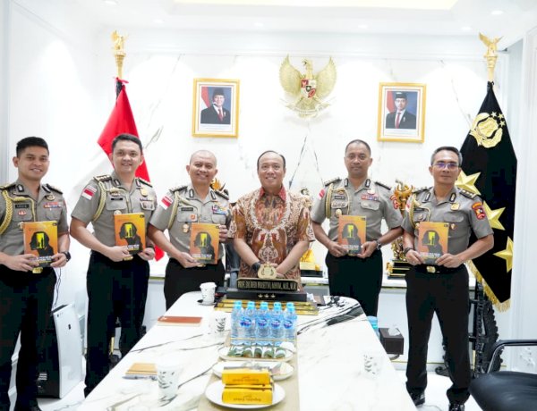Lewat Buku Wakapolri Titipkan Pesan Penting Pemberantasan TPPA–PPO kepada 5 Calon Atase dan Staf Teknis Polri