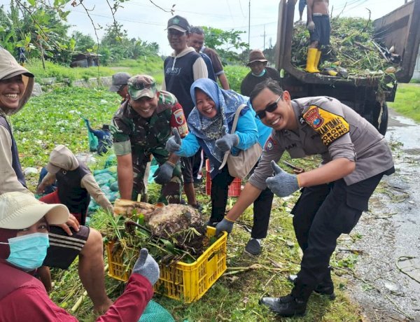 Peduli Kebersihan Lingkungan, Polsek Porong Kerja Bakti Bersih Sungai Bersama Warga