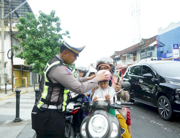 Operasi Keselamatan Semeru Polres Ponorogo Beri Hadiah Helm dan Cokelat Pengendara Tertib