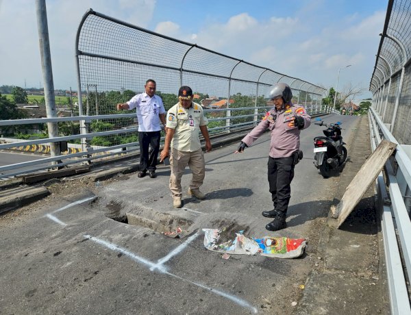 Wakapolsek Tanggulangin Bersama Satpol PP Sigap Tangani Jalan Berlubang di Fly Over Wates