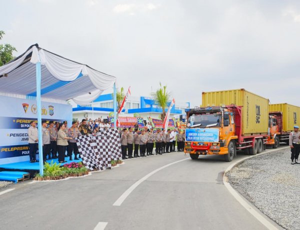 Lepas Bantuan Kemanusiaan 22 Kontainer untuk Korban Bencana Sumatera Kapolri Wujud Kehadiran Negara
