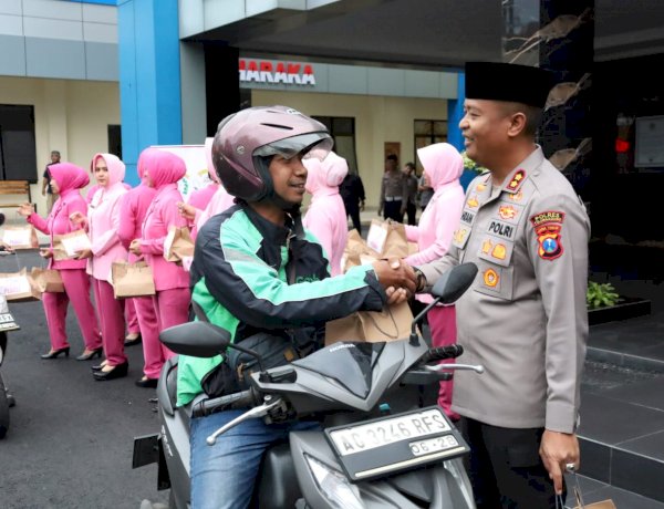 Polres Tulungagung Berbagi Takjil Tebar Kebaikan di Bulan Ramadhan