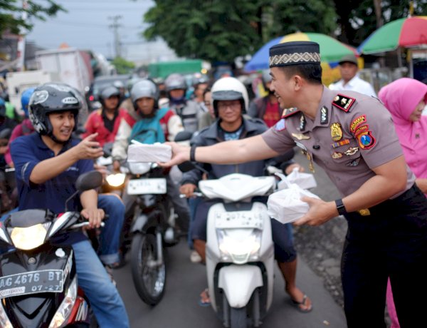 Kapolsek Taman Bersama Bhayangkari dan Anggota Polsek Taman Bagikan Takjil kepada Pengguna Jalan di Jl Raya Kalijaten