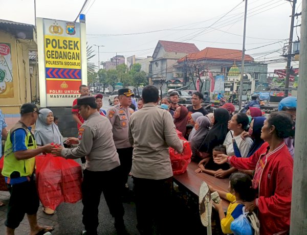 Polsek Gedangan Bagikan Takjil ke Masyarakat dan Pengendara