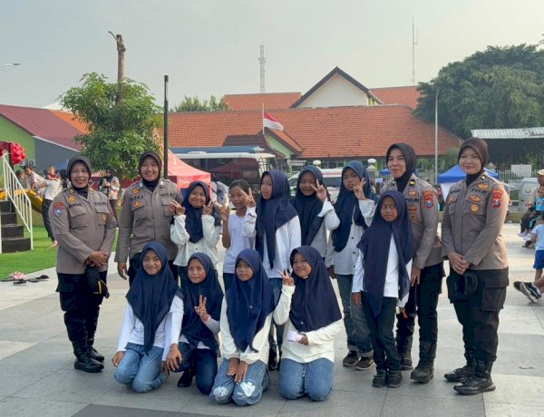 Aksi Humanis Polwan Polresta Sidoarjo Amankan Car Free Day