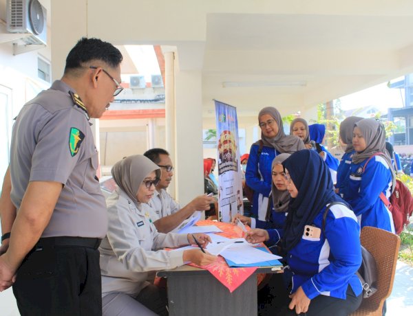 Polres Bojonegoro Gelar Pemeriksaan Kesehatan Gratis bagi Buruh Jelang May Day