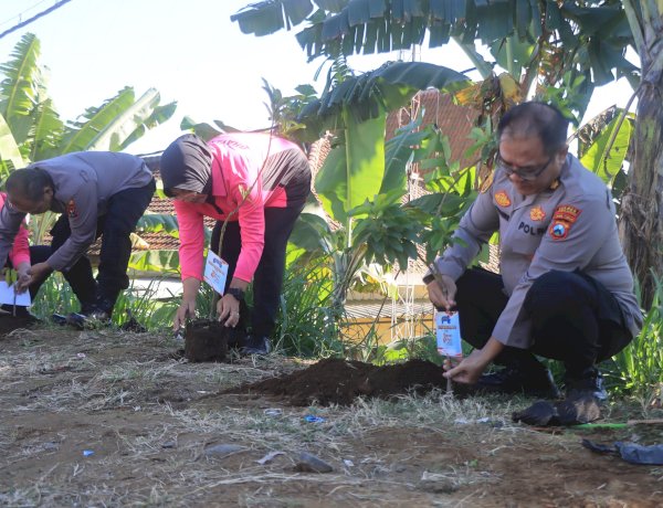 Peduli Lingkungan Polres Probolinggo Tanam Puluhan Pohon Kado Hari Bhayangkara ke - 80