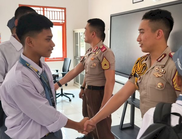 Polri Kerahkan 372 Taruna Akpol Dampingi Siswa di 73 Sekolah Rakyat Bersama Taruna Akademi TNI