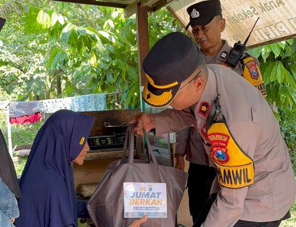 Kapolsek Taman Bagikan Sembako kepada Warga, Ajak Anggota Peduli Sosial