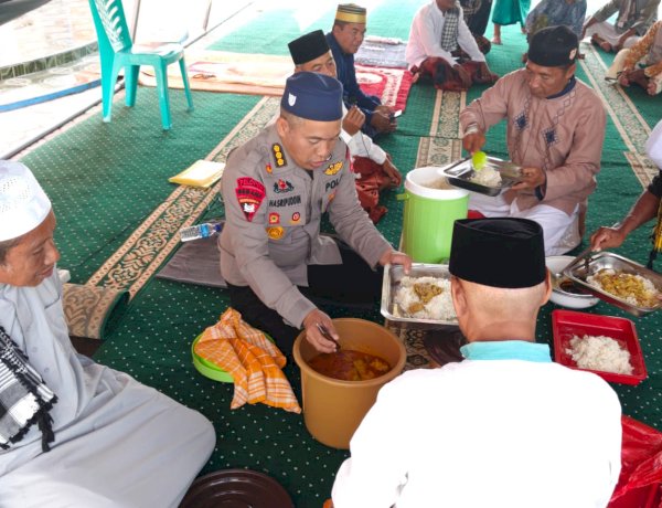 Usai Salat Jumat, Dansatgas SAR Brimob Makan Bersama Warga Terdampak Gempa di Reo