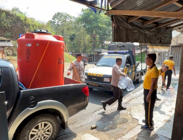 Polres Trenggalek Distribusikan Air Bersih ke Pelosok Desa Melalui Patroli Gentong dan Kendil