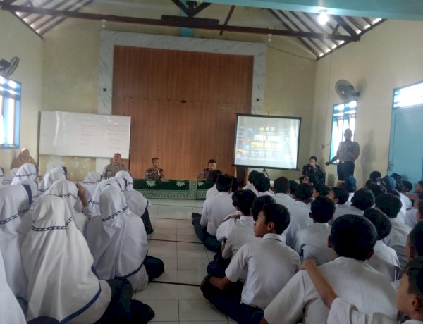 Polresta Sidoarjo Beri Penyuluhan Anti Radikalisme dan Bahaya Kenakalan Remaja di SMP Muhammadiyah 8 Tanggulangin