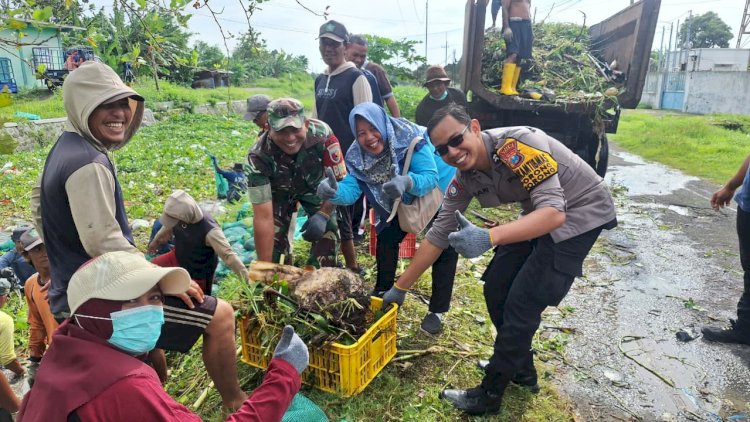 Peduli-Kebersihan-Lingkungan,-Polsek-Porong-Kerja-Bakti-Bersih-Sungai-Bersama-Warga