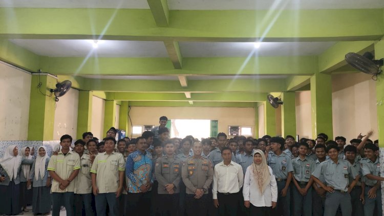 Cegah-Kenakalan-Remaja-dan-Bullying,-Sat-Binmas-Polresta-Sidoarjo-Beri-Penyuluhan-di-SMK-YPM-4-Taman