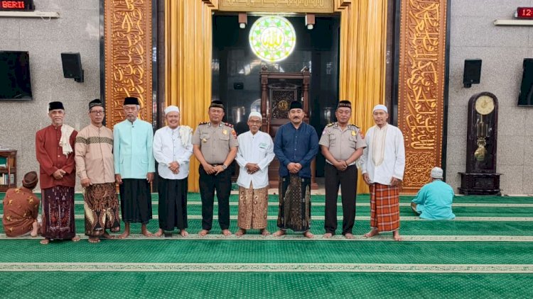 Kapolsek-Gedangan-Sholat-Jumat-Keliling,-Perkuat-Sinergi-dengan-Masyarakat