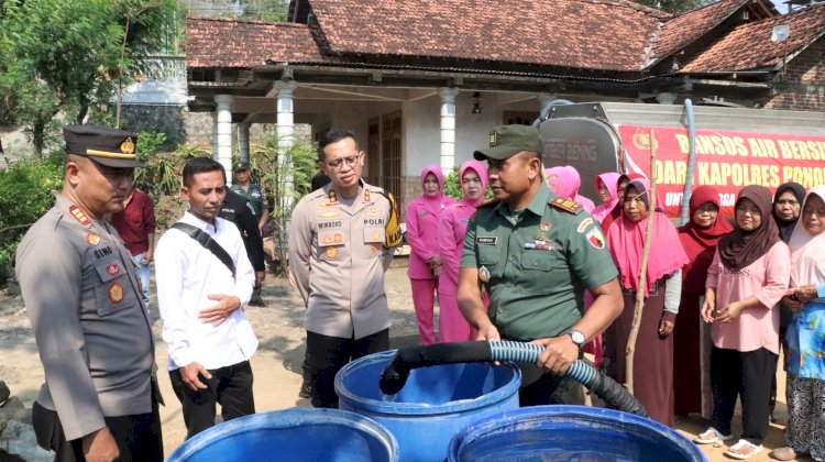 Polres Ponorogo Bersama Bhayangkari Kembali Droping Air Bersih Untuk Warga Terdampak Kemarau Panjang