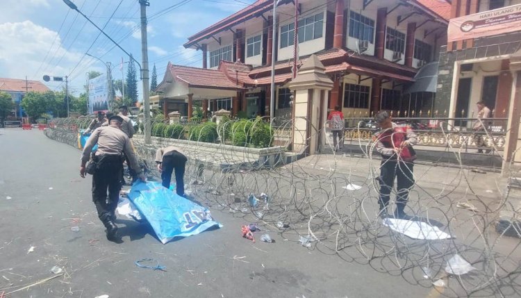 Peduli Lingkungan Polisi Bersihkan Sampah Usai Aksi Demo di Kantor DPRD Situbondo