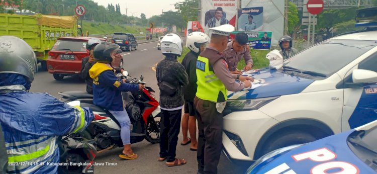 Tertibkan Pengendara Polres Bangkalan Lakukan Tilang Manual