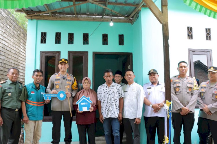 Kapolres Lamongan Serahkan Bantuan Bedah Rumah untuk Warga Desa Latek