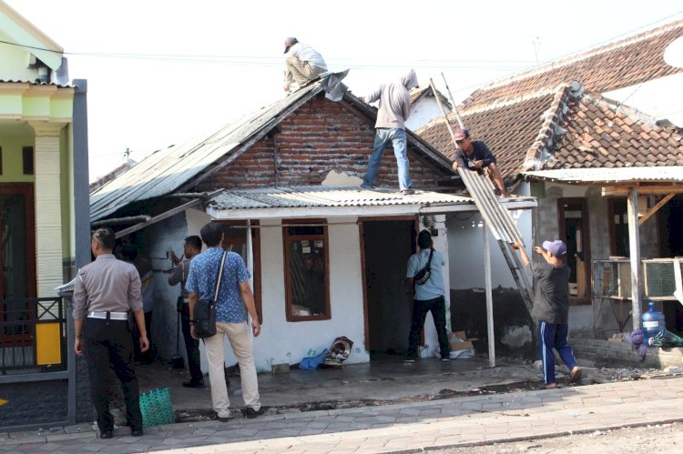 Polisi Peduli, Polres Probolinggo Kota Gelar Kegiatan Bedah Rumah