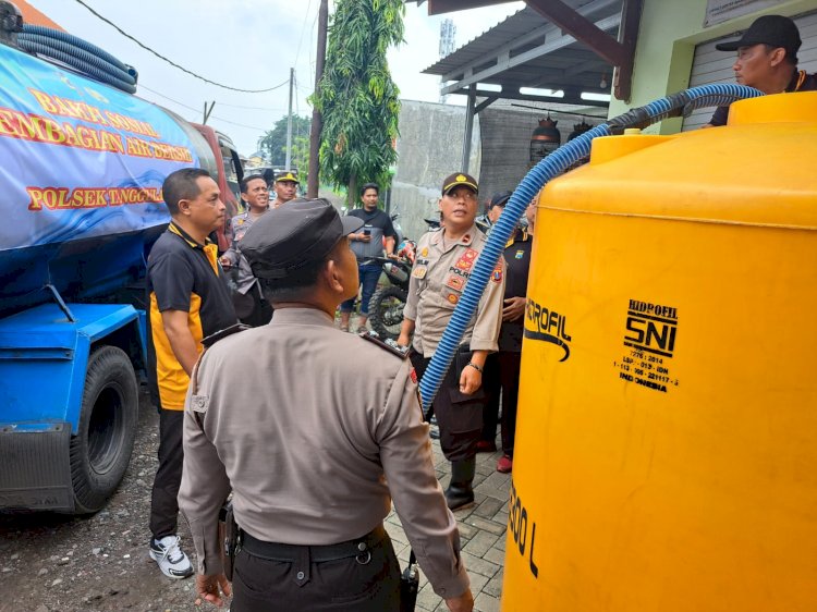 Polsek Tanggulangin Berikan Bantuan Air Bersih di Desa Terdampak Banjir