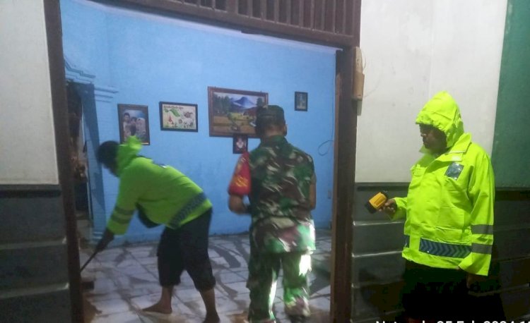 Kompak Polres Ngawi bersama TNI Bantu Bersihkan Rumah Warga Terdampak Luapan Sungai Sawur