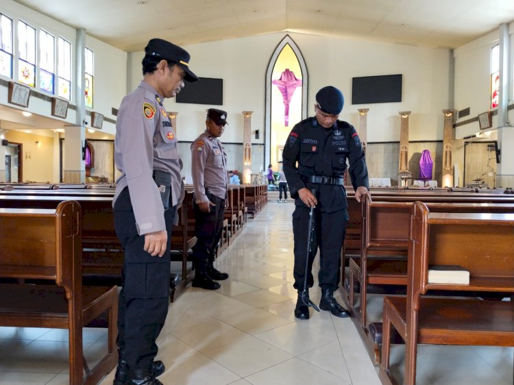 Jamin Keamanan Ibadah Umat Nasrani di Jumat Agung Satbrimob Polda Jatim Sterilisasi Gereja