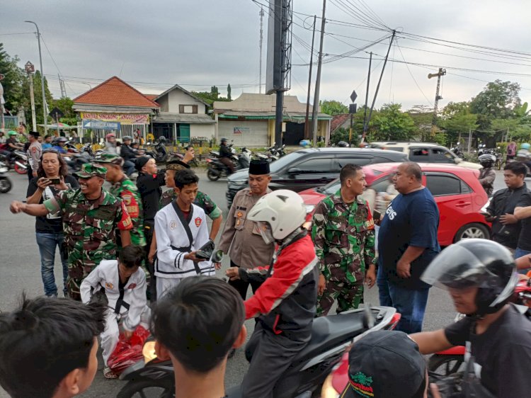 Forkopimka Tanggulangin Gandeng Perguruan Silat dan Suporter Bola Bagikan Takjil