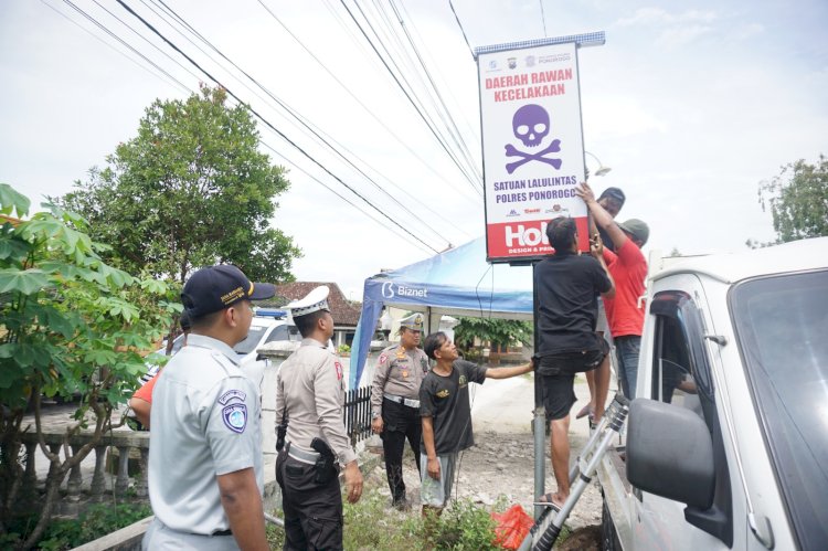 Jelang Mudik Polres Ponorogo Pasang Neon Box di Jalur Rawan Kecelakaan